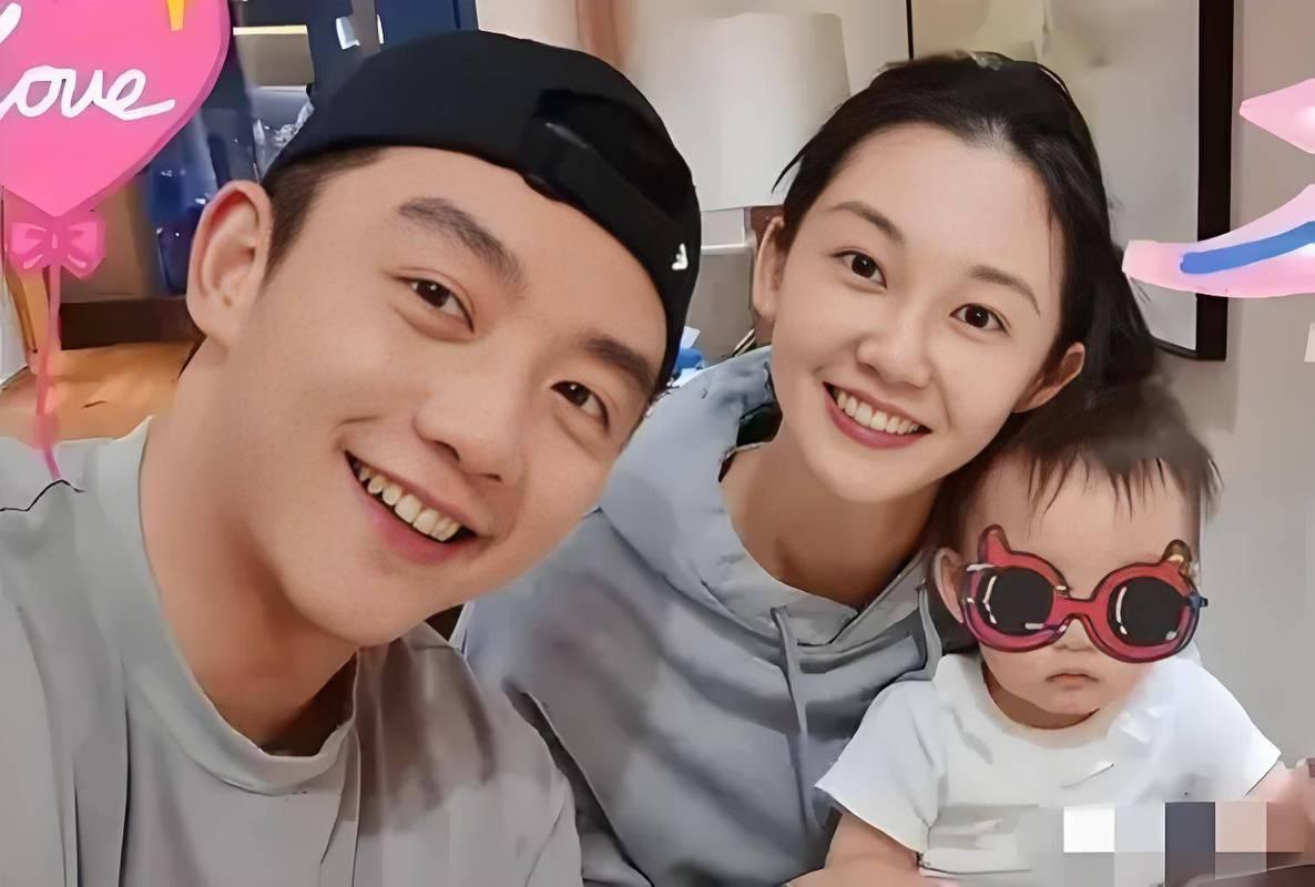 3月17日，苗苗晒巴厘岛度假vlog，郑恺苗苗首次公开一家五口同框照，藏了近3年
