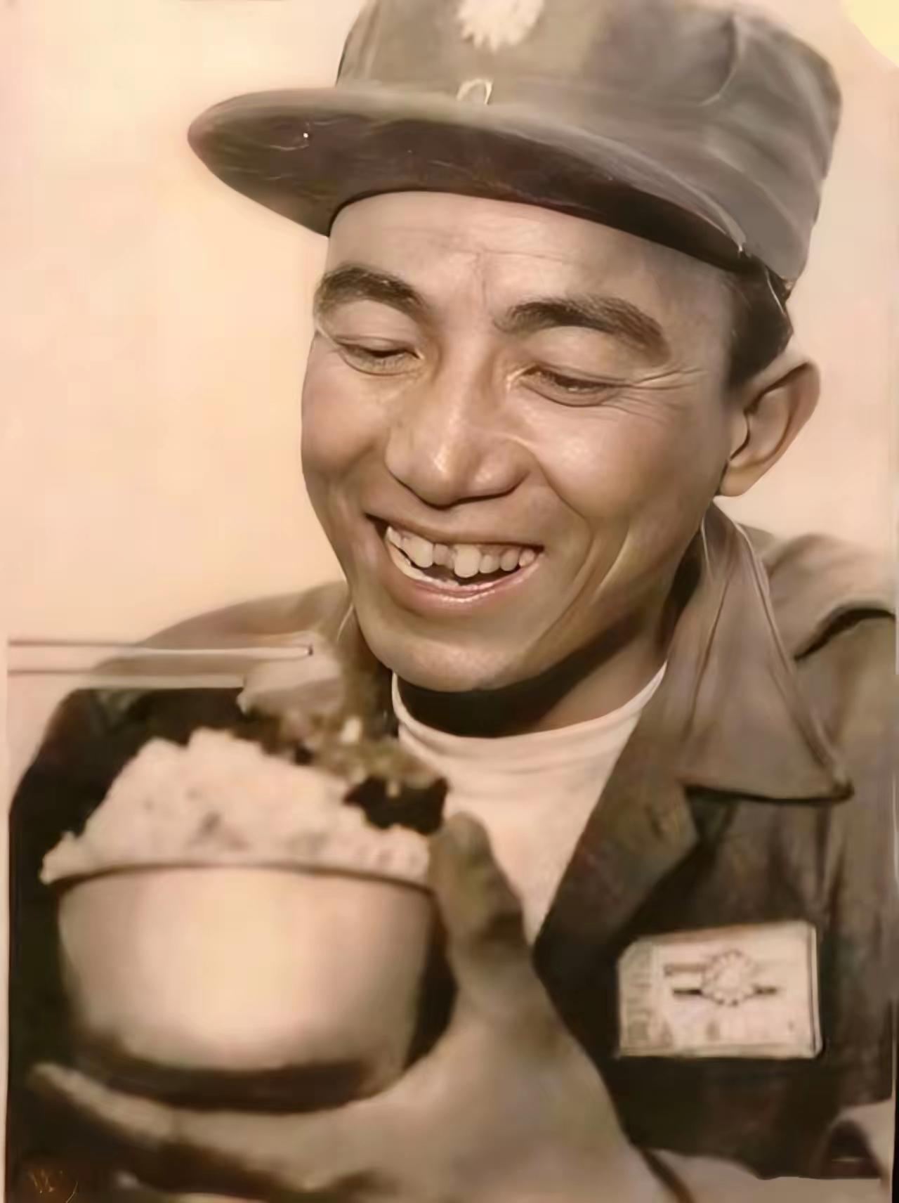 这是1954年从朝鲜战场美韩战俘营中抵台的士兵。这名士兵身穿蒋军军装，手持一碗上
