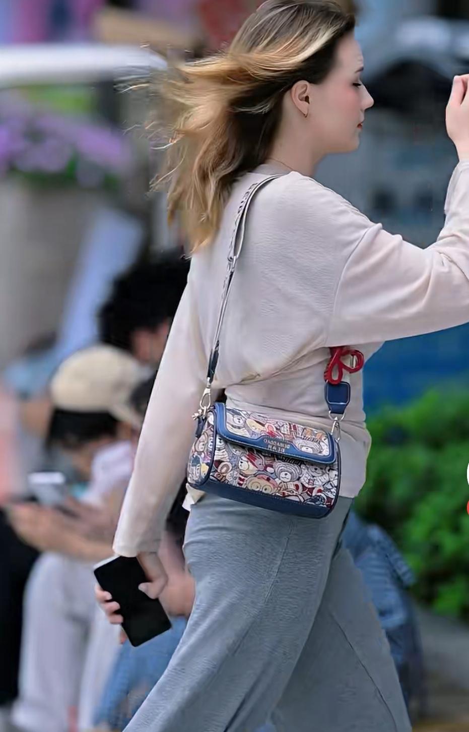 都市时尚穿搭讲究轻盈步伐、随性自然，今年夏天超火的“松弛风”就完美契合。宽松小衫