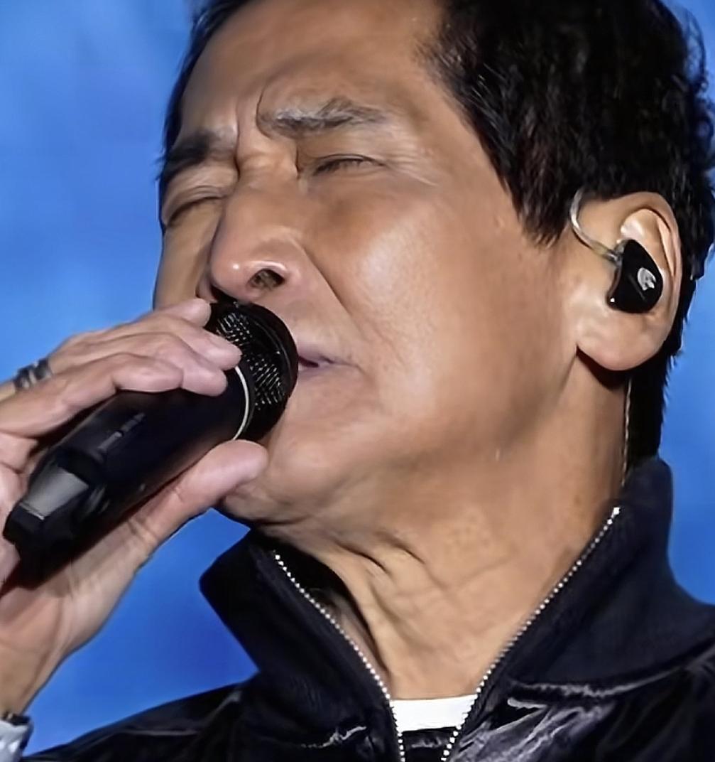 他不是慢慢变老的，是被一场大火，烧掉了“狼”的皮。2011年，他在家拔火罐。