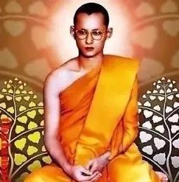 泰王父子三代人的袈裟照，老泰王气质绝绝子，穿上袈裟似唐僧，这么书生气的人却当了王