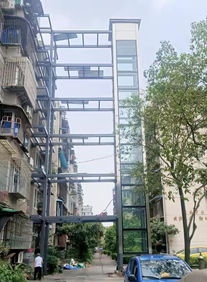 一楼只要能够同意安装电梯，其他业主就该知足了，就别再奢望一楼出钱了。老旧小区安装