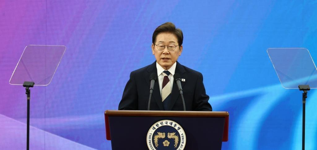 特朗普太狠了：李在明还没有到中国，美国就出手了，要捏韩国的七寸。如果你站在平