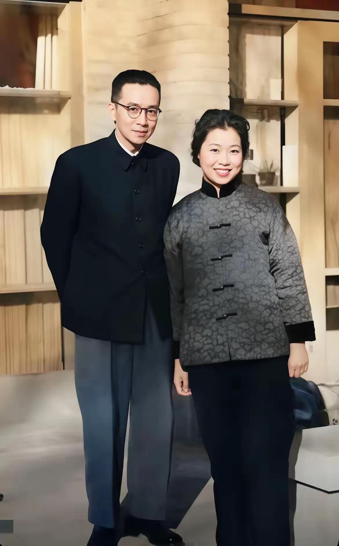 这是梁启超的儿子梁思成以及梁思成的第二任妻子林朱夫妻俩人的合影留念照。梁思成的