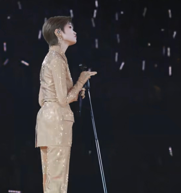 李宇春这套金色舞台装真的是她所有造型里最戳我的一套没有花里胡哨的设计，也不靠露