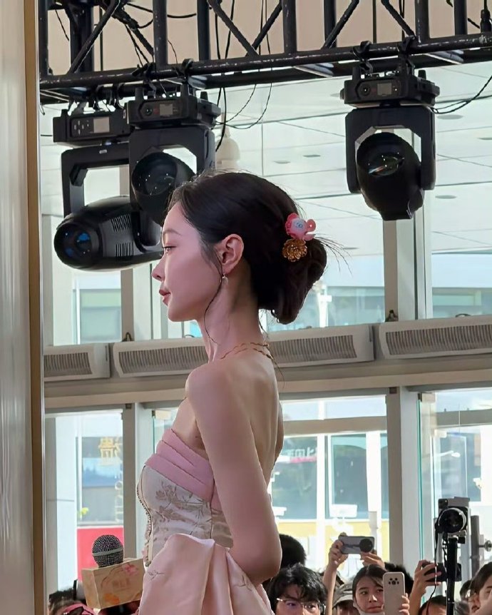 宋轶这是有多瘦啊，侧面看着薄薄的一片，好怕一阵风给吹跑了