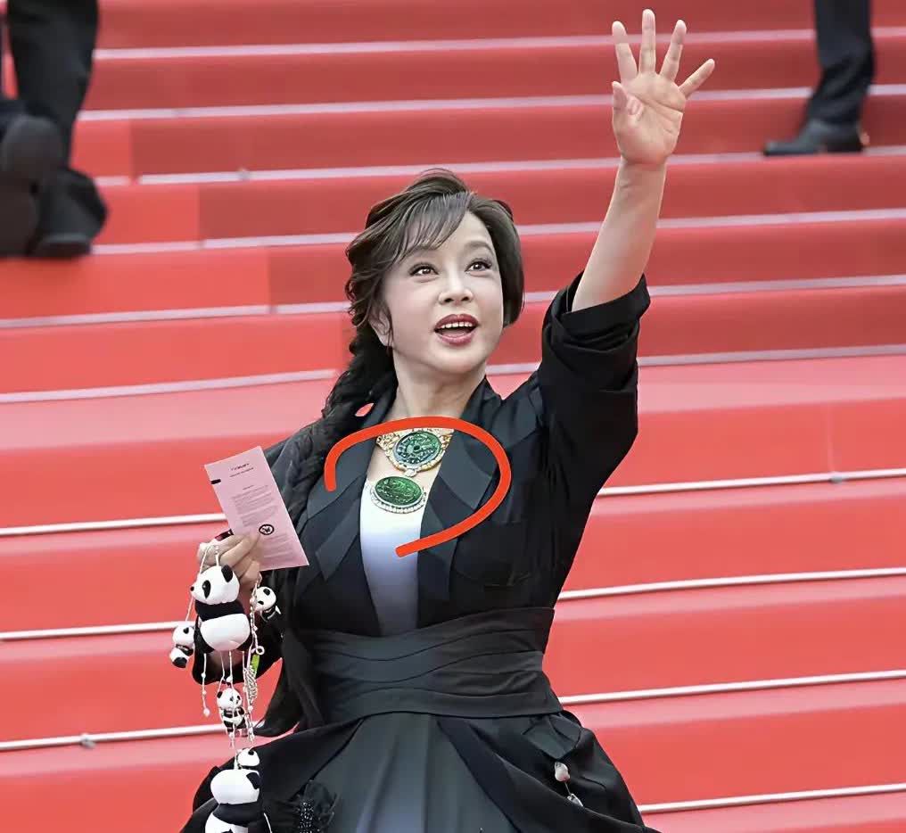 我表妹亲眼见过刘晓庆，她说了一个大实话，说刘晓庆根本不是电视上那