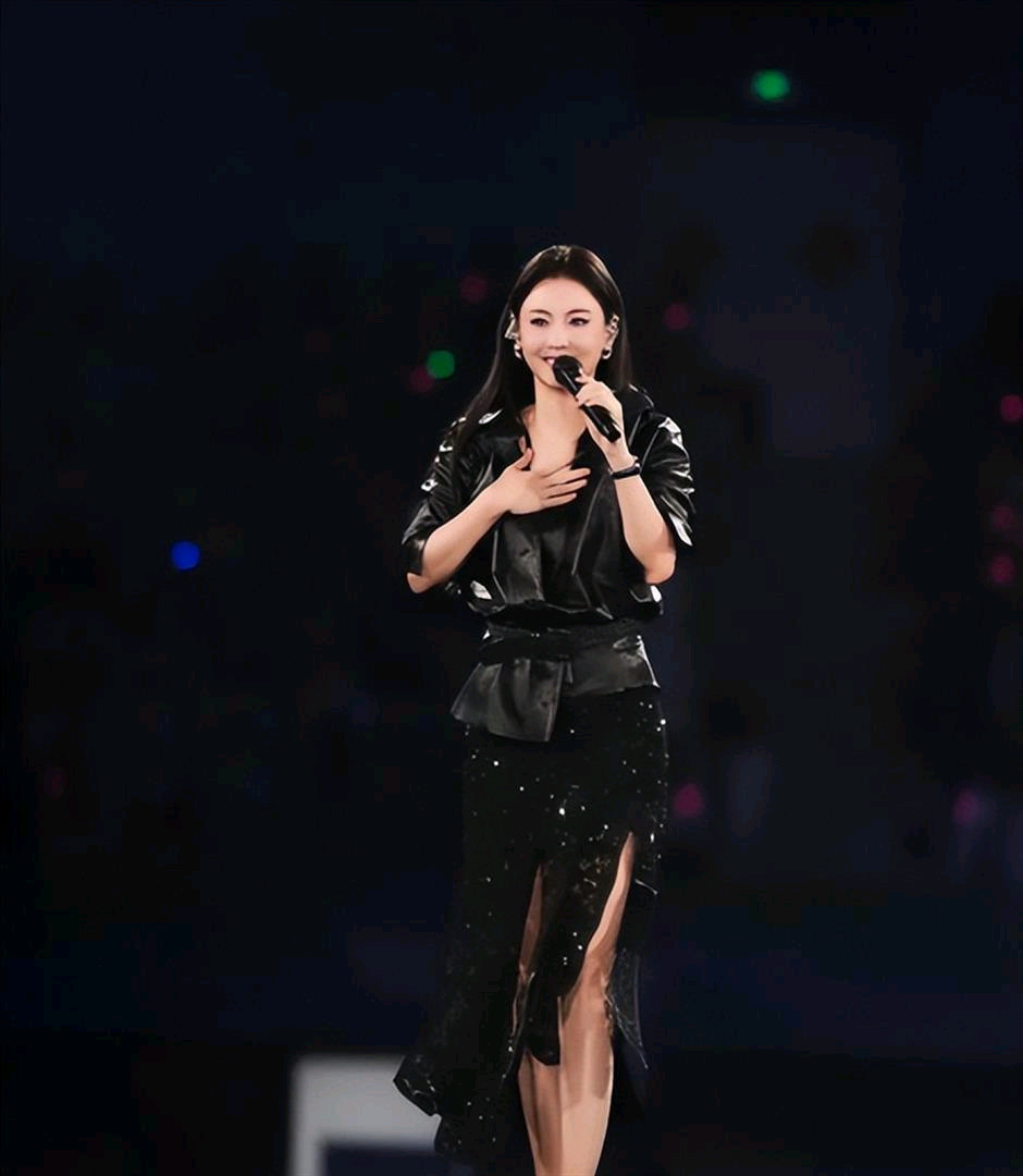 张柏芝黑色皮衣，搭配开衩裙，美出新高度！