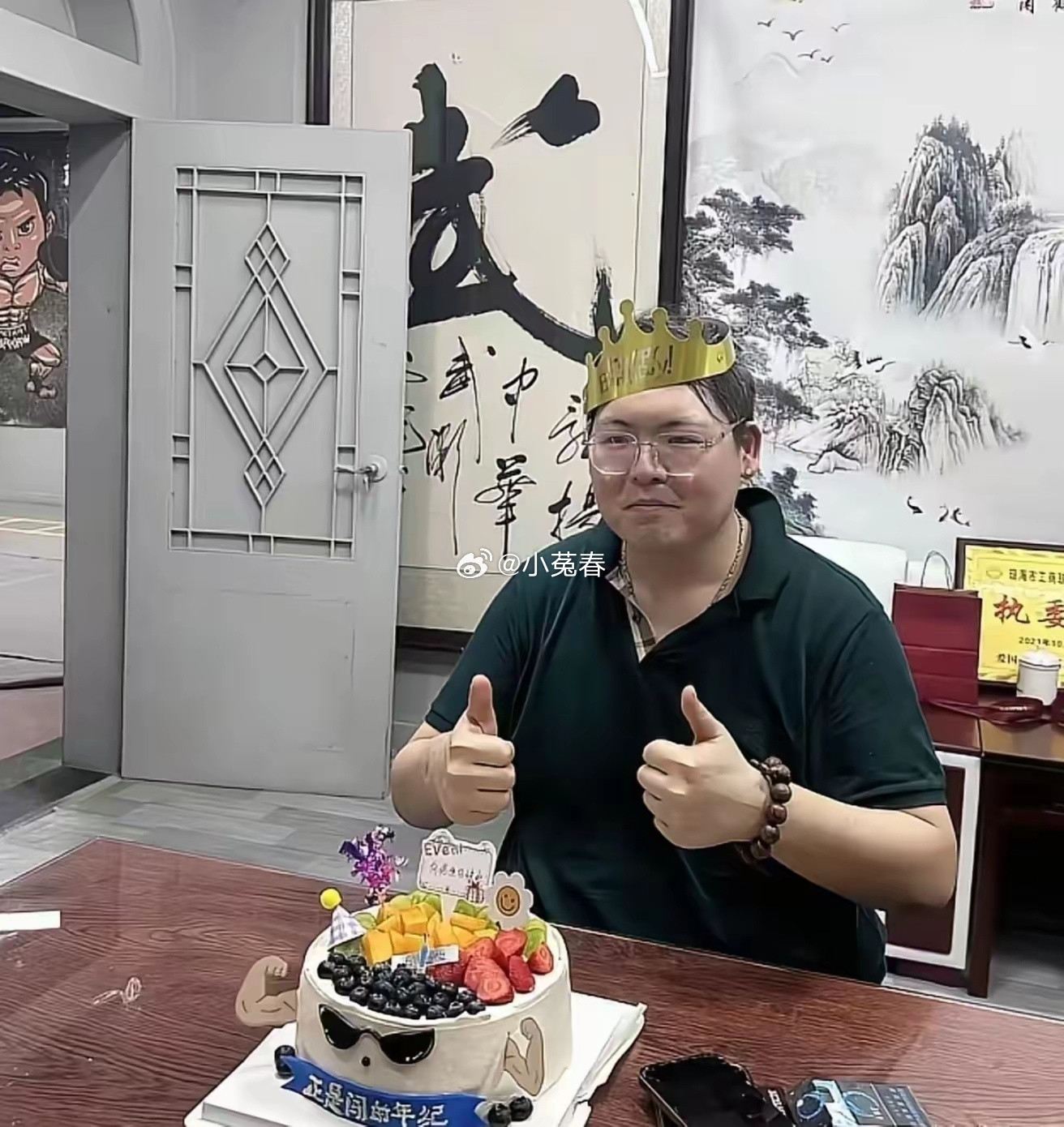 感谢向佐吧！向太和小儿子和解，她主动在向佑生日视频下留言。显然向佑也有点受宠若惊