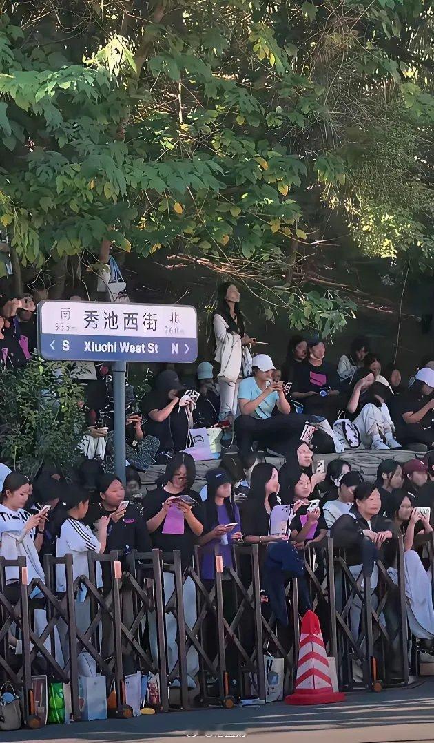 看了完整版的视频，就明白王皓为什么不顾一切和这些极端粉丝互怼了，连爹娘的话都从这