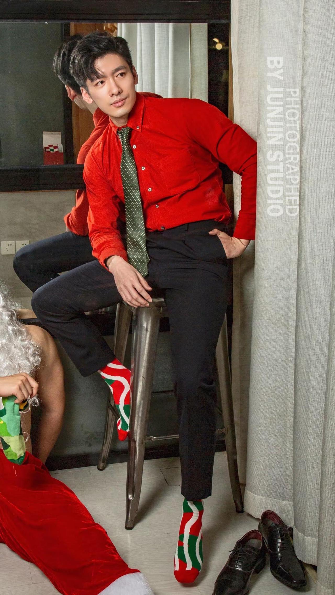 从头到脚从里到外都很有圣诞氛围这套圣诞穿搭还可以吗？圣诞快乐哦友友们！正装正