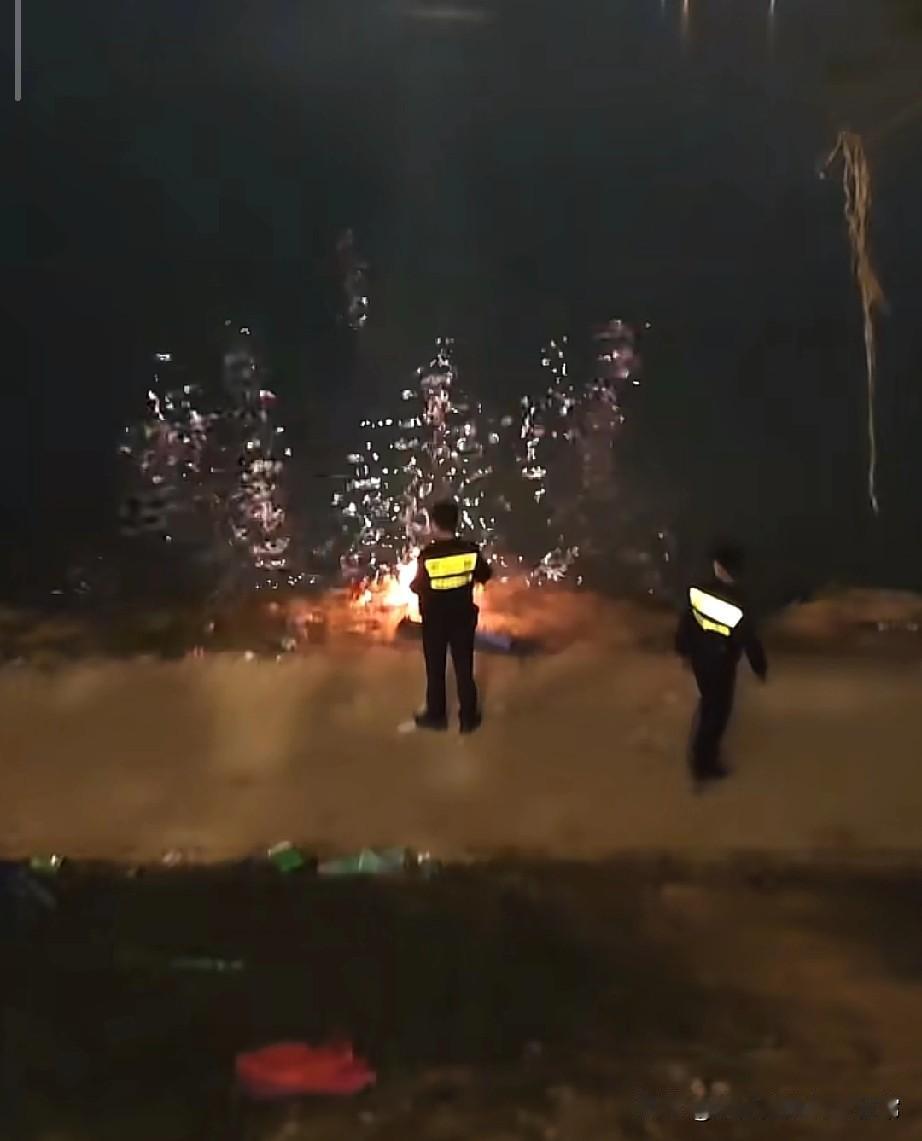 陆地禁放就跑水里放烟花？有人在水面船上放烟花的视频，我直接笑喷了！视频里岸
