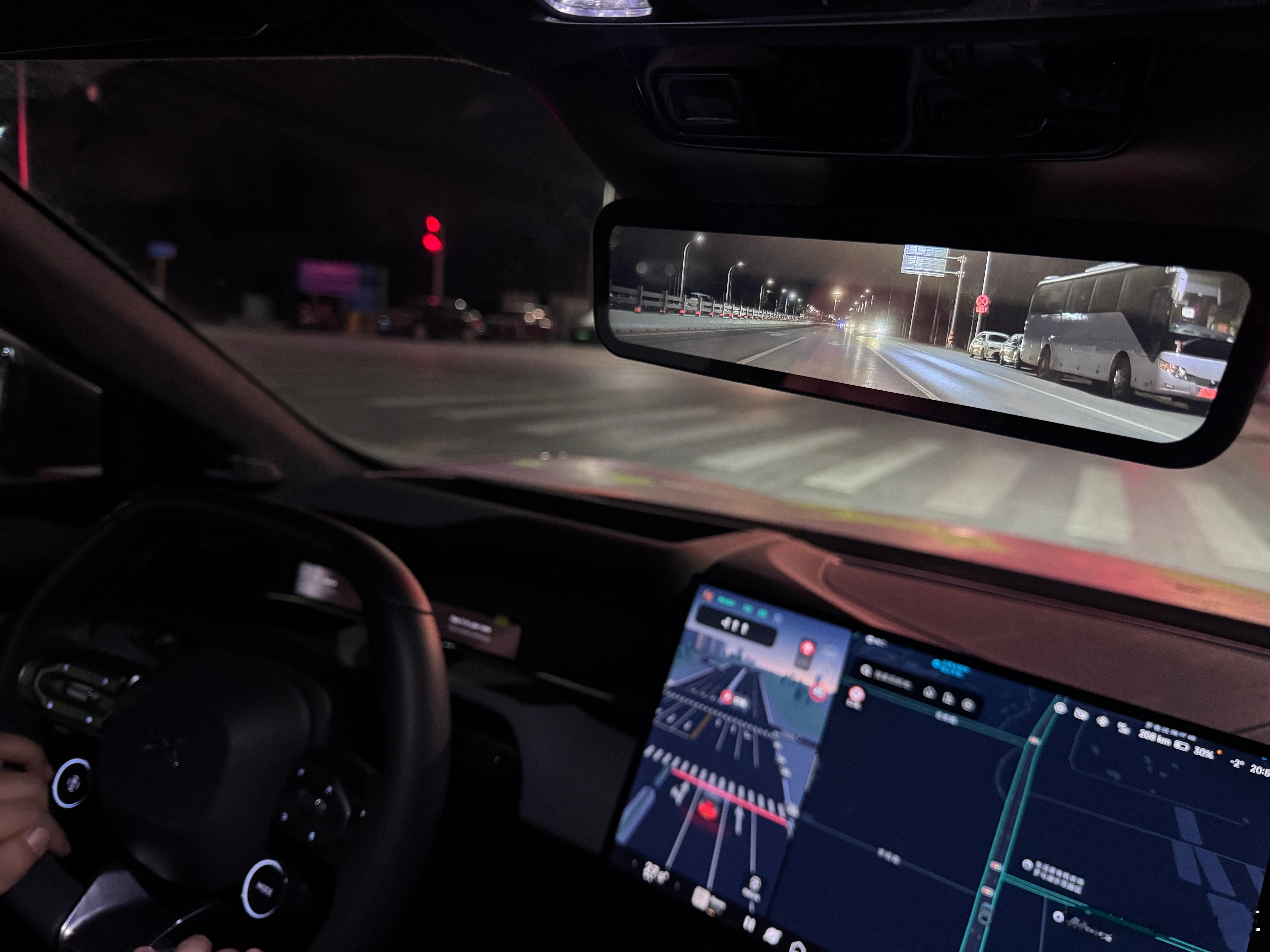 代驾师傅送我回家，开了一段问我要这个后视镜的链接！我告诉他是原厂的，代驾师傅一顿