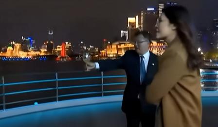 昨天的上海风很大，郑丽文在晚宴后，乘坐游艇在黄浦江上，眺望了陆家嘴两岸的绝美的夜
