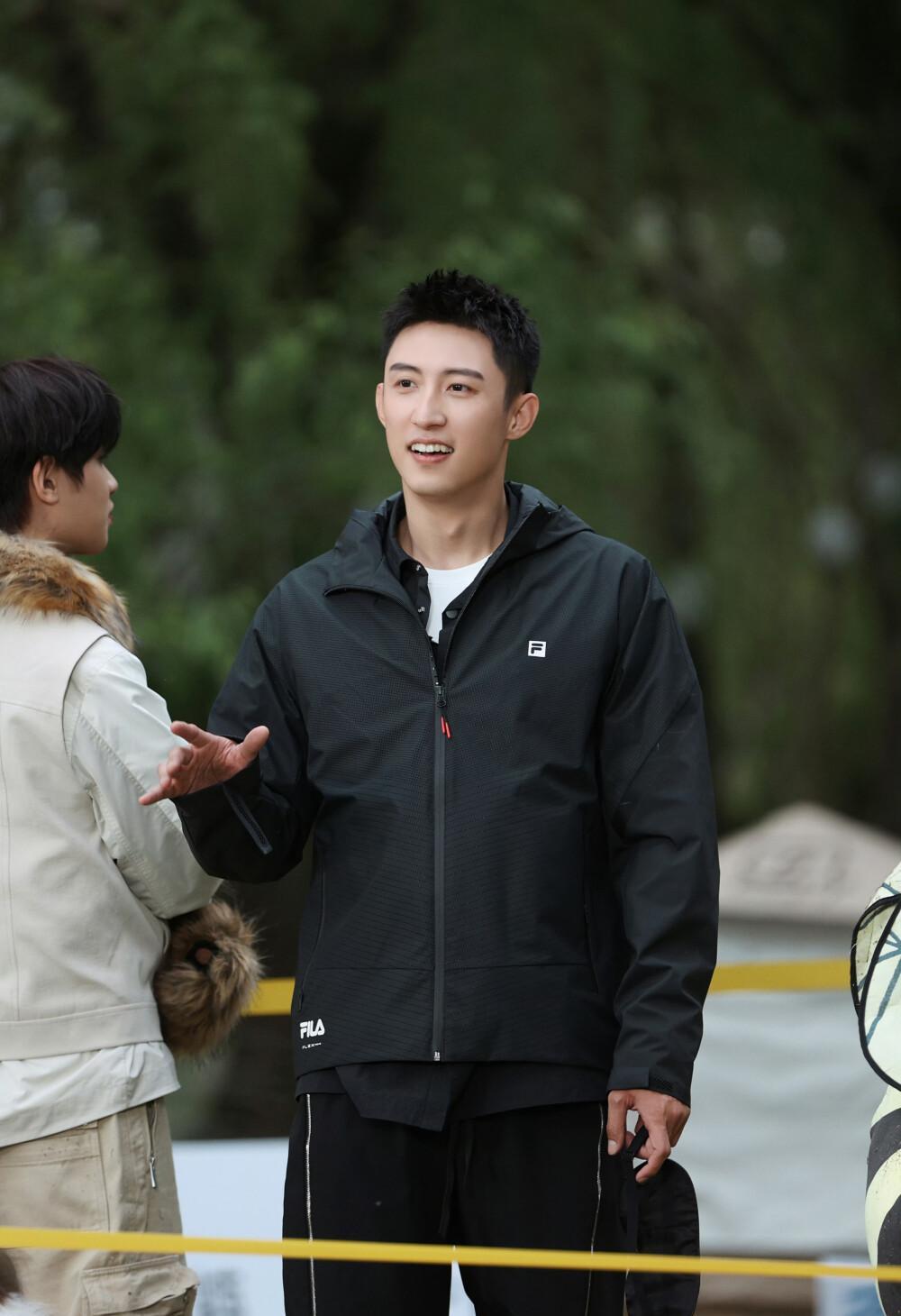 第一眼不惊艳的男明星，才是真核武器。黄景瑜就是。他不是精修图里走出来的瓷娃娃