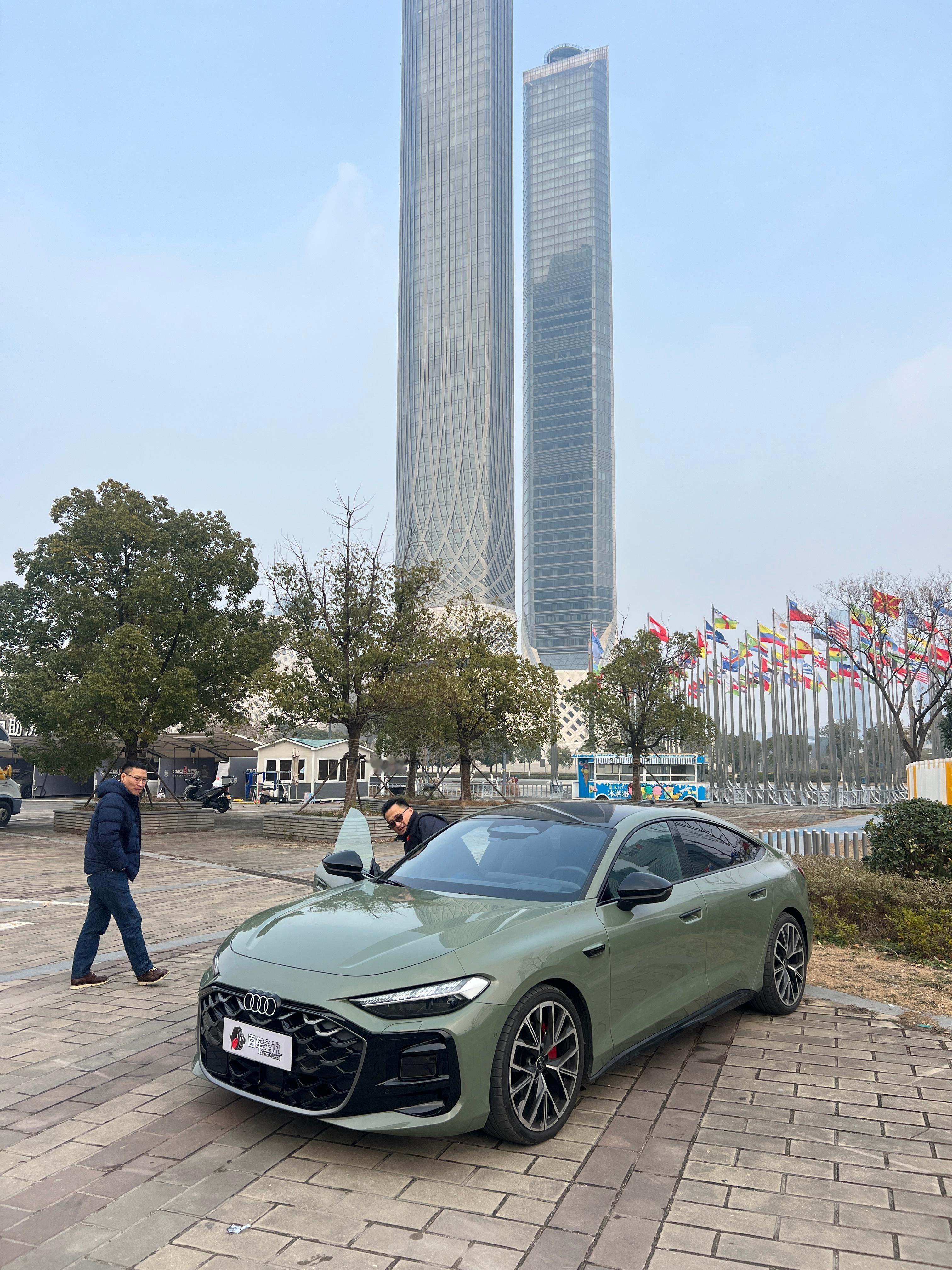 今天拍摄上汽奥迪A5LSportback，路人经过问了好几个问题，总结下来，一