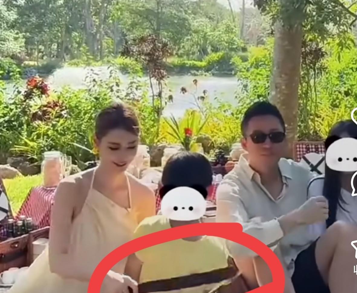 每个男孩子心里都有一个“大侠”梦啊！马筱梅的回应太暖了……一家人在海边野餐！