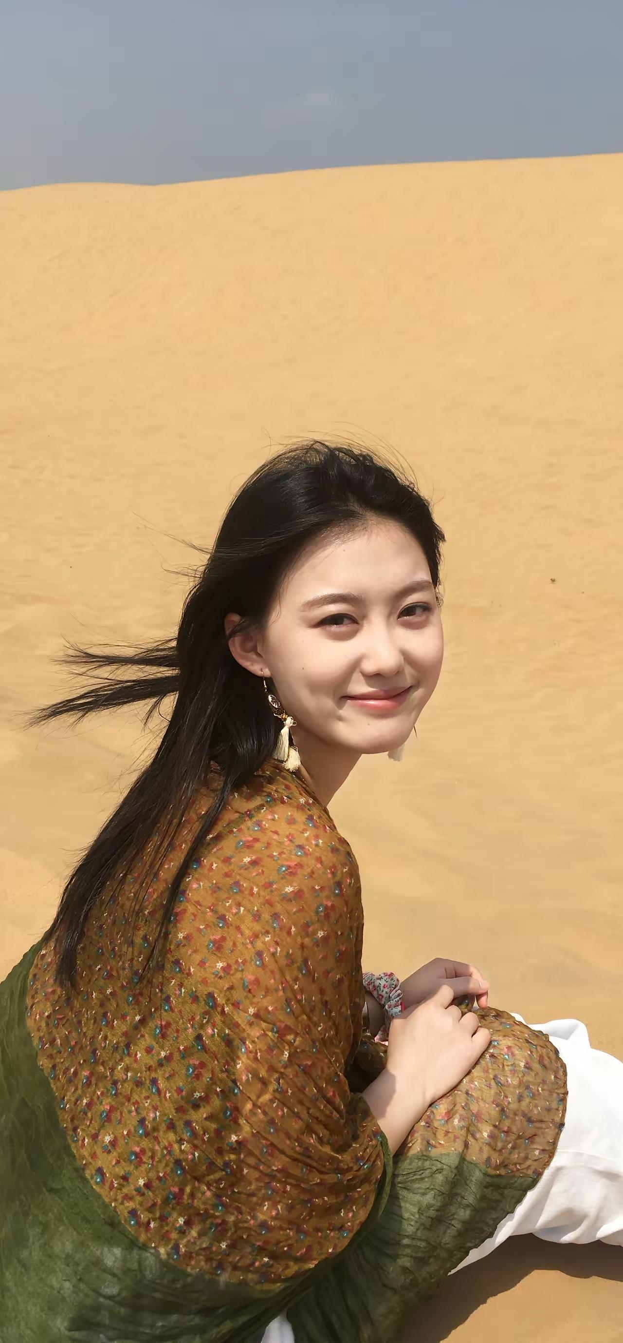 沙漠中生长出的玫瑰