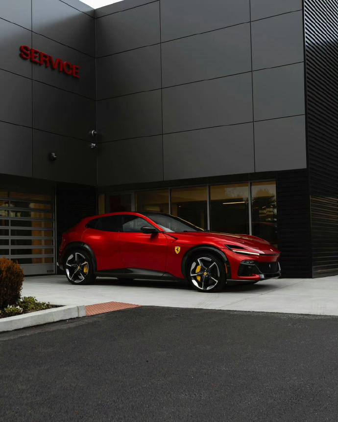 法拉利Purosangue，虽然官方硬要叫FUV。6.5LV12自吸是最后的倔