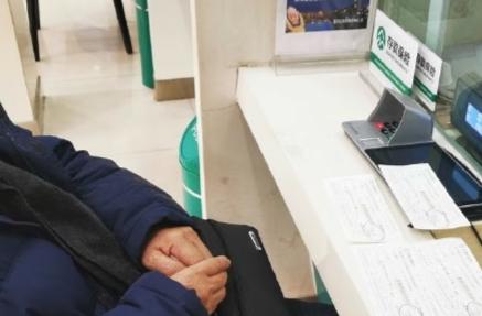 昨天银行给我打电话，5万的定期存单到期了，还要继续转存吗？我说不，以后都不存了。