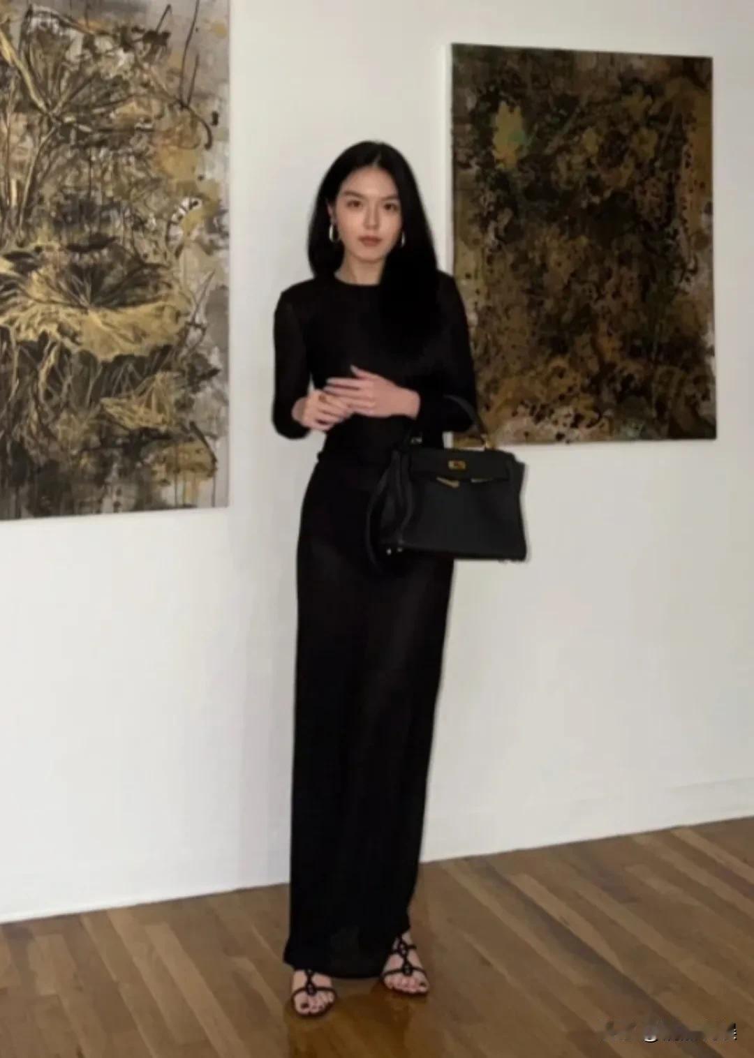 李咏和哈文的女儿，法图麦·李，在美国现身朋友的画展，这姑娘长得可真好，面容既有妈