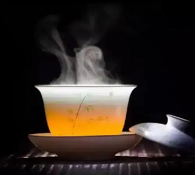 刷到一条真扎心的故事。一位中年老哥独自照顾患阿尔茨海默病的老父亲整整三年，每