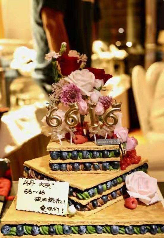 宋丹丹66大寿！亿元豪宅里全是鲜花气球，两个孙子陪着她，很幸福​