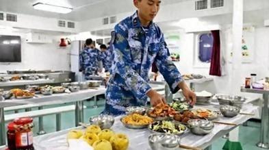 航母到底有多难“伺候”？光是山东舰，编制人员就得几千人，光靠伙食费，每天高达几十