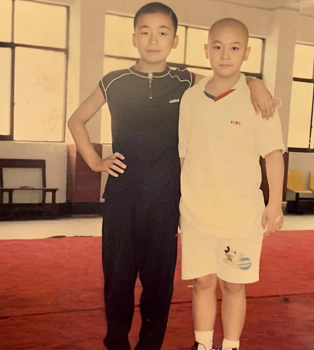 1996年的河南少林寺。14岁的王宝强，与8岁的释小龙留下一张合影。彼时释