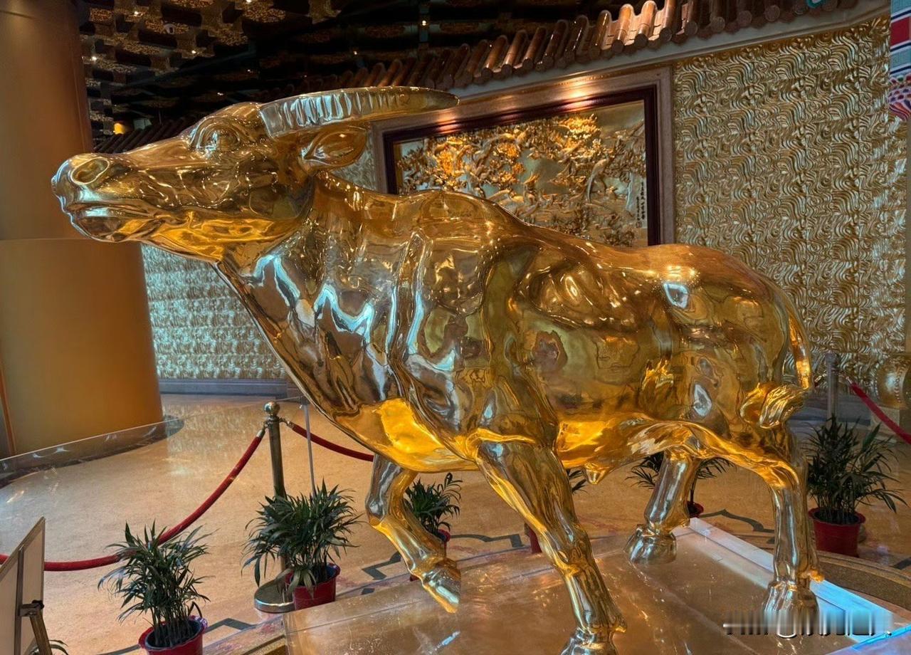 谁还记得华西村那尊黄金牛？2011年这头1吨重的黄金牛亮相，花了3亿打造，当