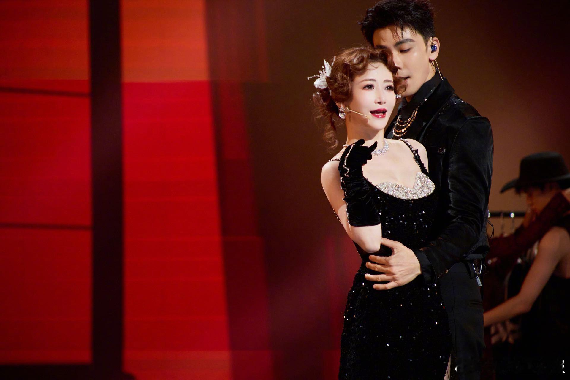  救命！陈紫函戴向宇合舞舞台也太好嗑了！她那黑裙闪得晃眼，长手套一戴风情直接拉满