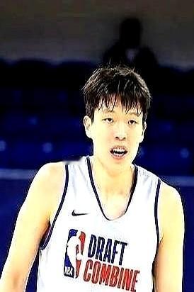 重磅！NBA中国给出了杨瀚森的选秀介绍，认为杨瀚森很可能跻身首轮。虽然才19