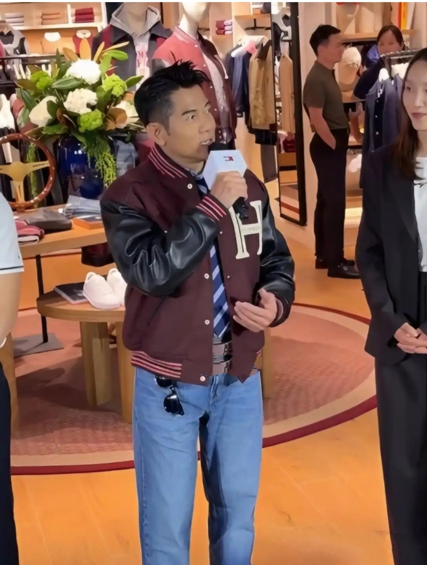 郭富城罕见牛仔裤配夹克衫现身广州天河城，一向喜欢皮鞋西装的郭富城给人眼前一亮，他换了行头，更显得年轻