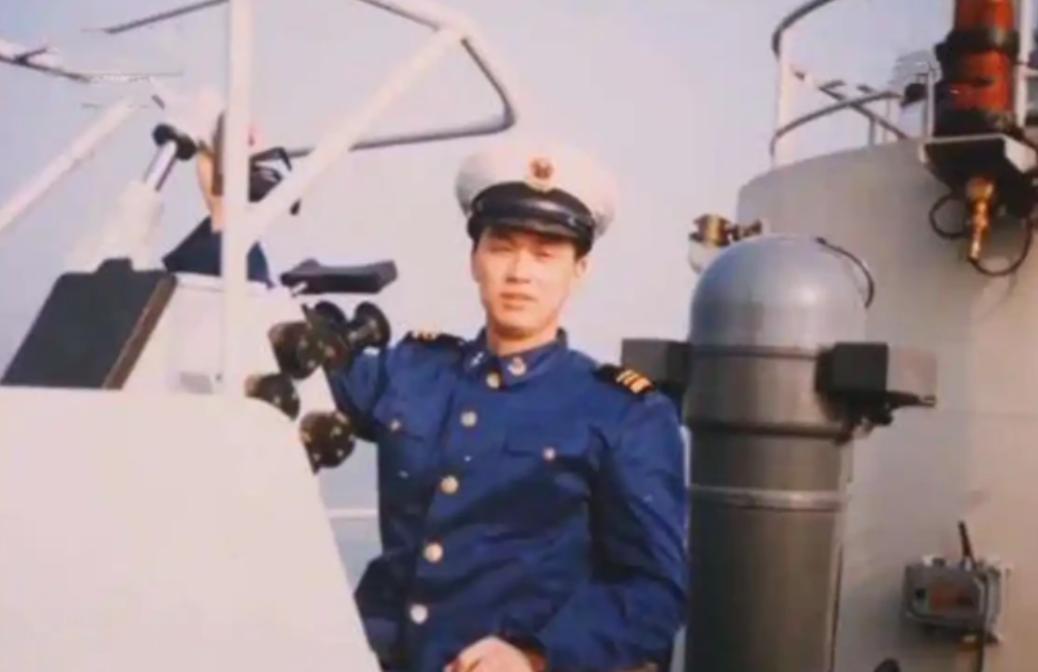 1997年，18岁的海军战士为救人牺牲，他父母哭到晕厥。但让人没想到的是，201
