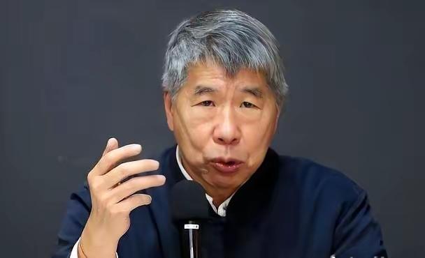 张亚中又站出来批评郑丽文了，说郑丽文是个佃农，跪在美国这个主子面前表达感恩。这话