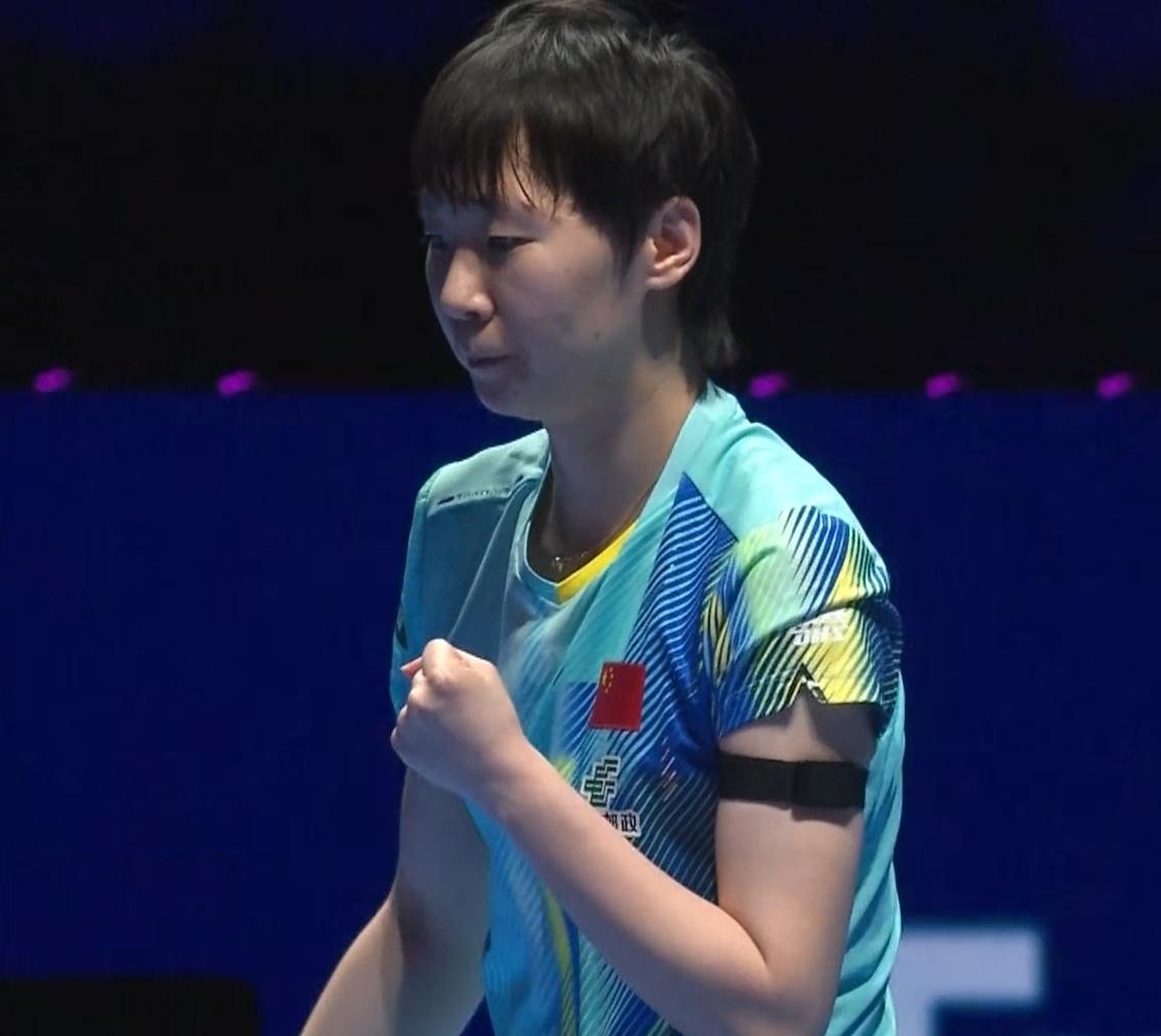 王曼昱4-0完胜伊藤美诚，强势挺进世界杯女单8强，恭喜！首局，曼昱有点慢热，从