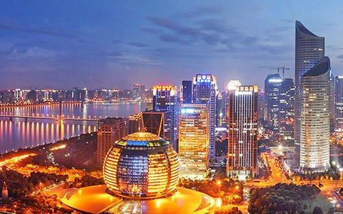 周五要去杭州出差，提前和以前在杭州的好友发了消息。他说忙得脱不开身，我想着这次要