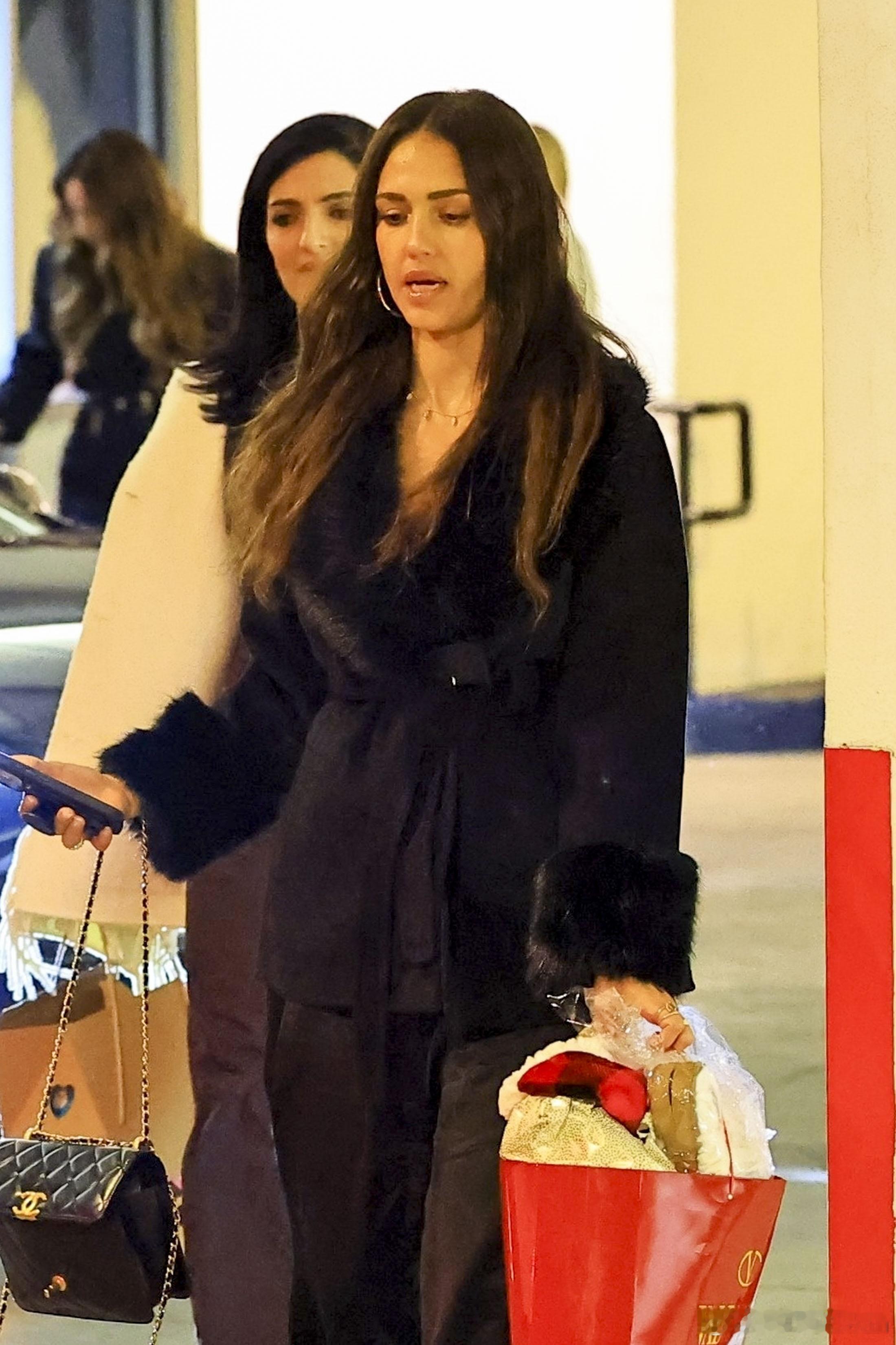 Jessicaalba杰西卡阿尔芭在贝弗利山庄外出，芭姐提着一袋华伦天奴的伴手