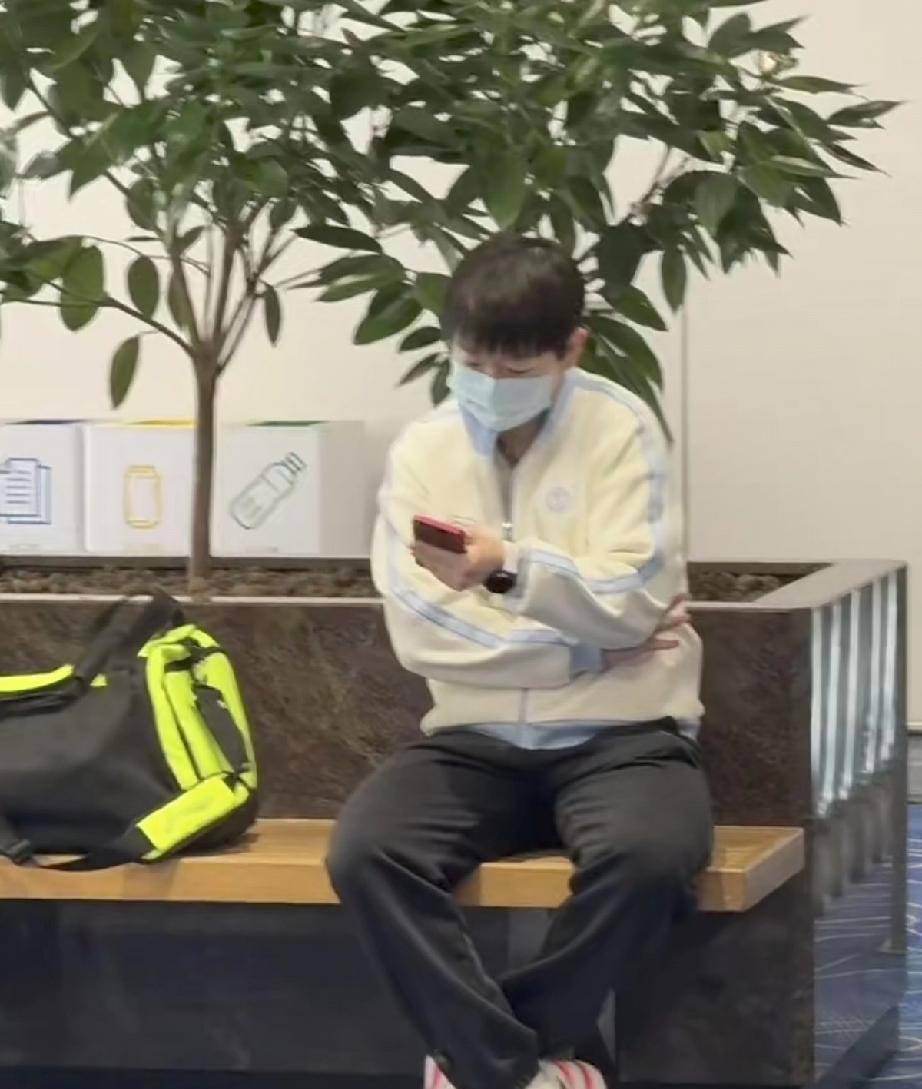 落地！孙颖莎好像小孩子被家长安置在一旁看行李的宝宝啊。等着你家大人，不可以乱走
