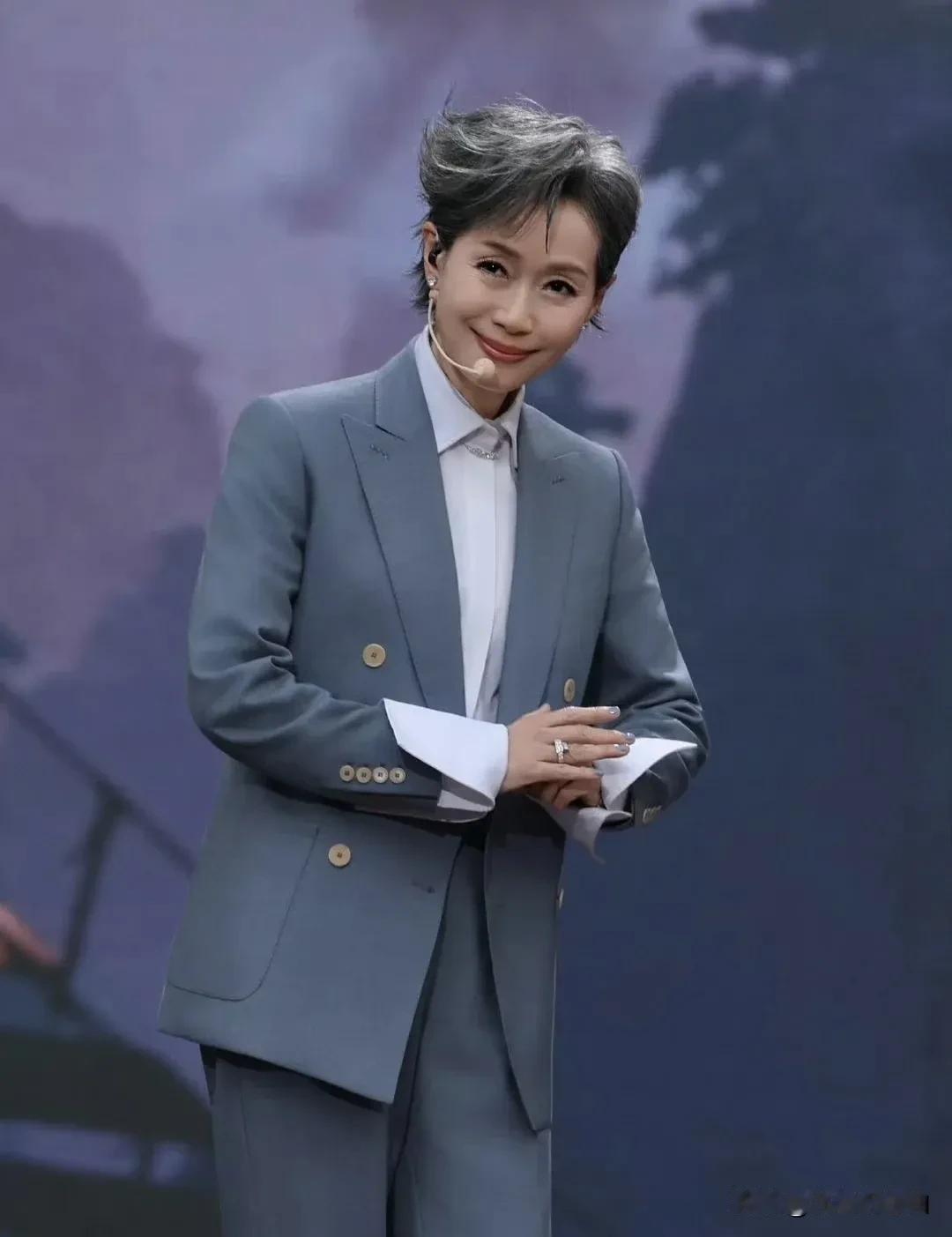 叶童为什么这么受欢迎，我觉得这么说吧，跳出娱乐圈这个框，你就想普通职场上，一个业