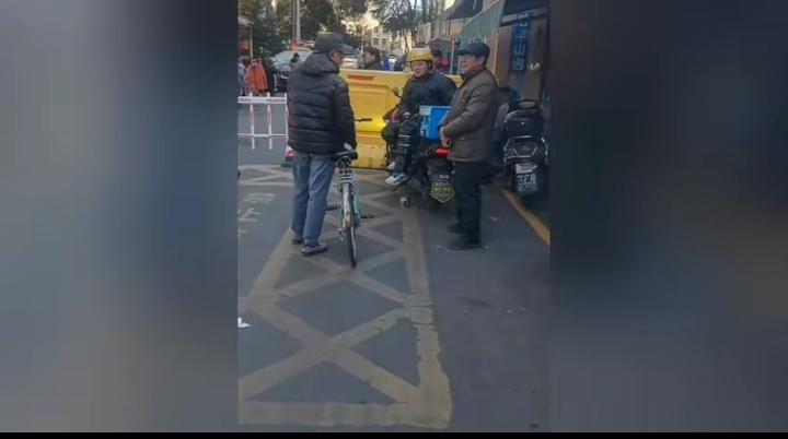 因为徐湖平事件他的别墅区也成了很多去南京旅游人士的打卡地，不过今天小区已经设置了