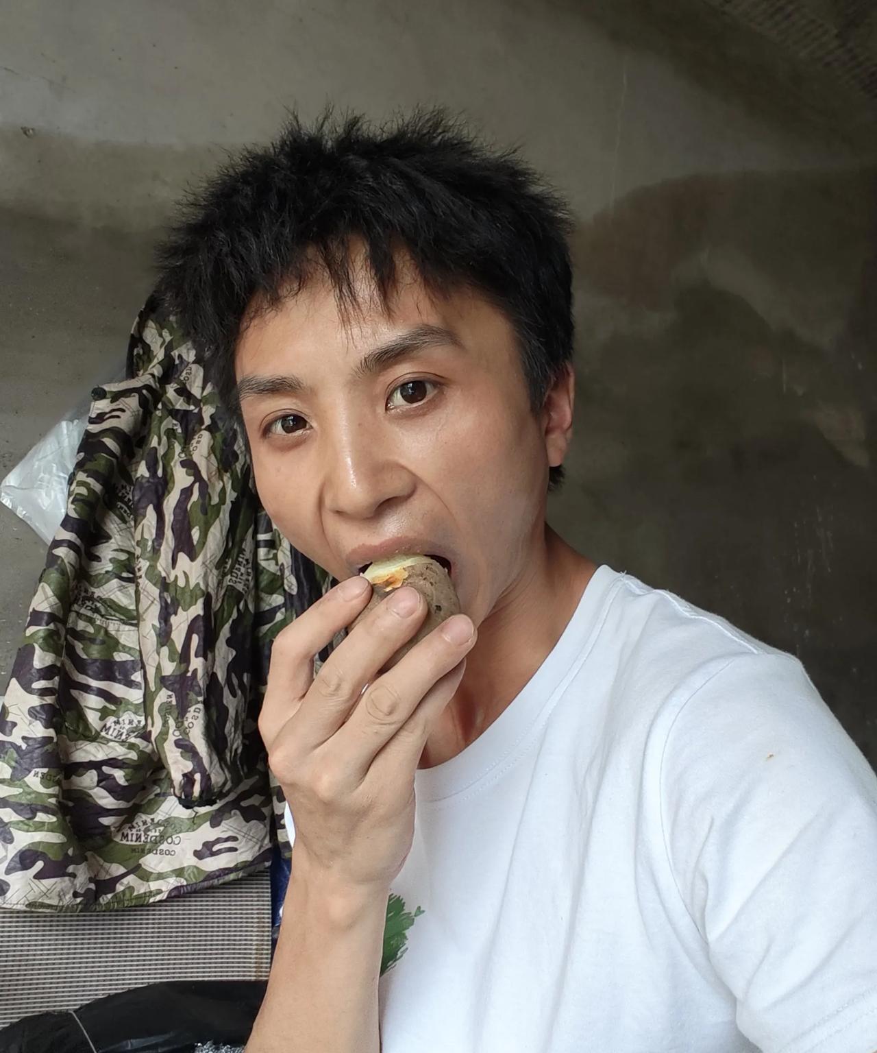 贵州人离不开美食外省人90%都没吃过吧？用专业术语叫做土豆，在我们这边叫做