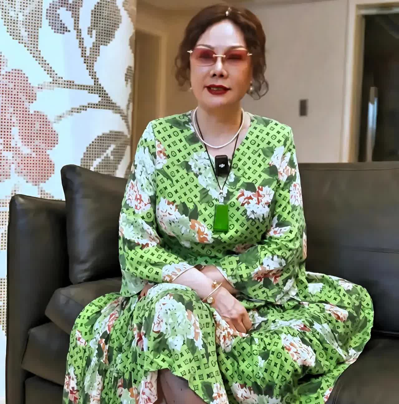杨议的妻子梦真才是藏在热闹里的明白人。老爷子在世时，全家的光环都围