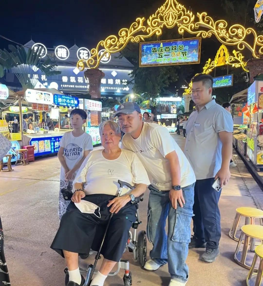 75岁洪金宝在西双版纳逛夜市，头发花白、身材肥硕已是奶奶模样，老婆高丽虹看着像儿