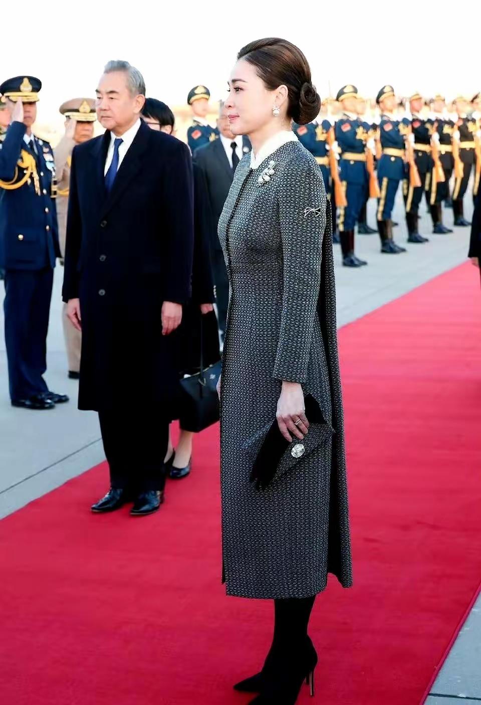 十厘米高跟鞋稳如平地！苏提达的灰大衣里，藏着最狠的清醒与体面！没人能随便稳