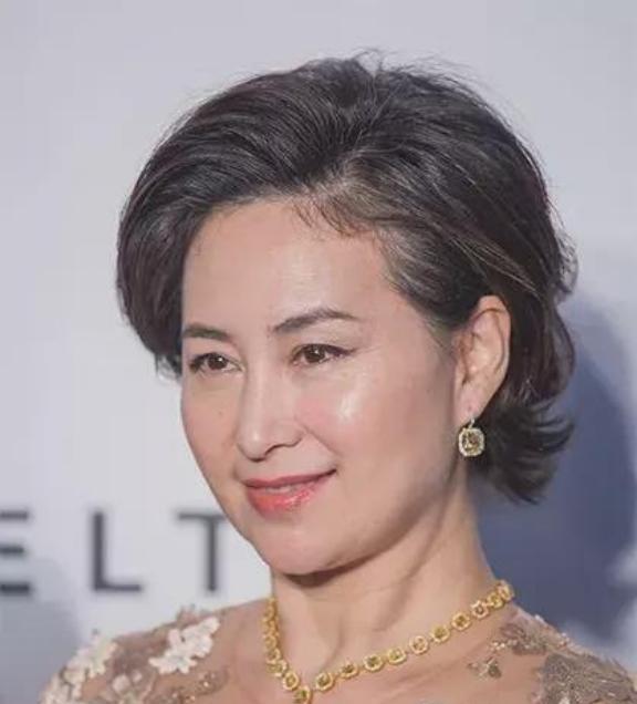 一次，记者提问何超琼：“当初，你与许晋亨完婚9年都不想生孩子，是由于心里割舍不了