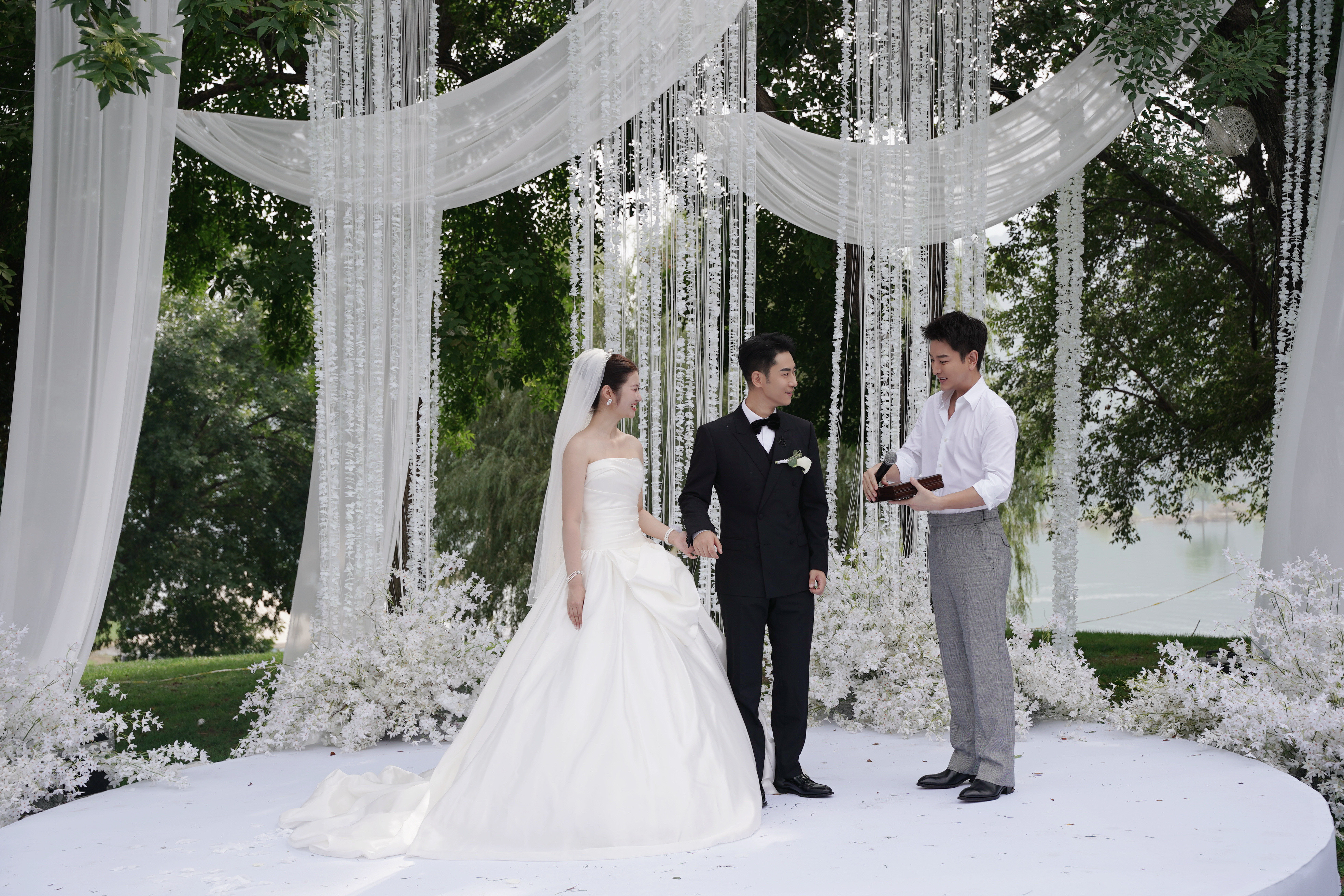 贾乃亮祝经纪人新婚大喜做证婚人还送上新婚豪车，贾乃亮记着经纪人十年风雨并肩的坚守