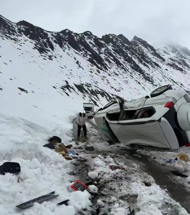 一群老人开着百万越野车，玩高原雪山自驾游，结果玩大了！5月20日上午，6个老