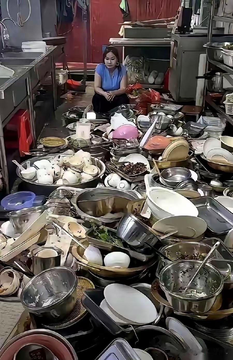 香港洗碗，月薪两万。听着是不是跟捡钱一样？我告诉你，这钱给你，你都拿不住。烫