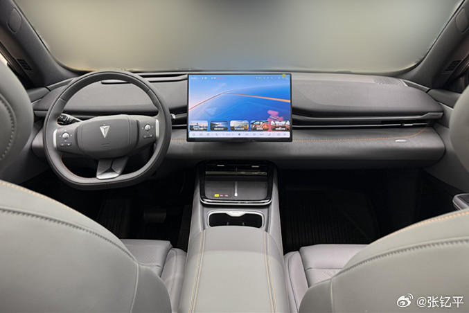 深蓝S05销售反馈：1，S05有纯电和增程两种类型，其中纯电有两种续航，分别是5